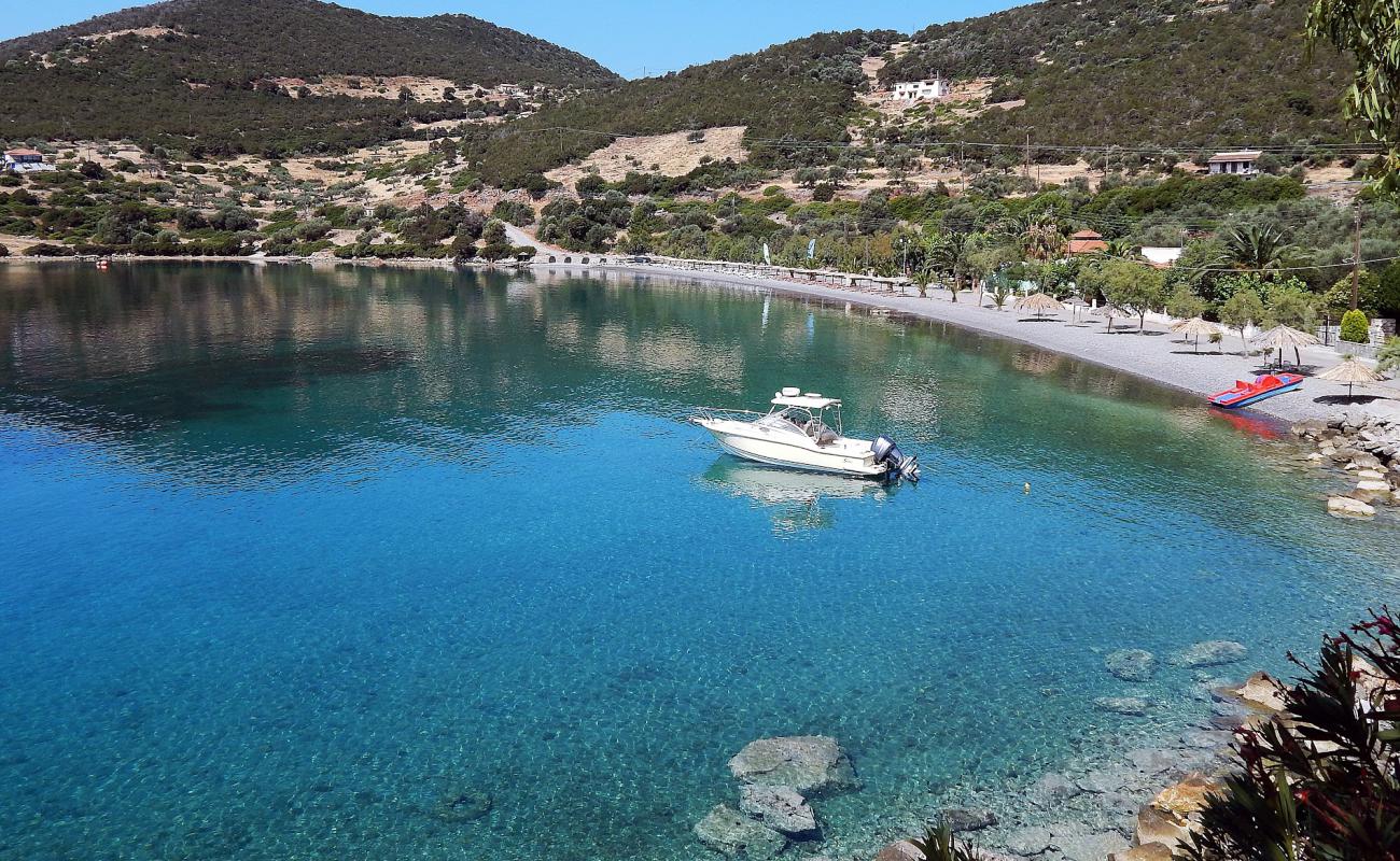 Фото Agios Nikolaos beach с серая чистая галька поверхностью