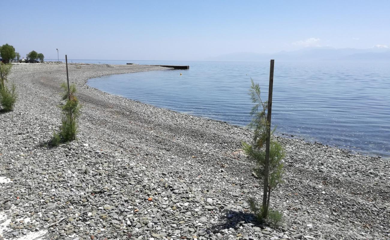 Фото Delphi beach с серая чистая галька поверхностью