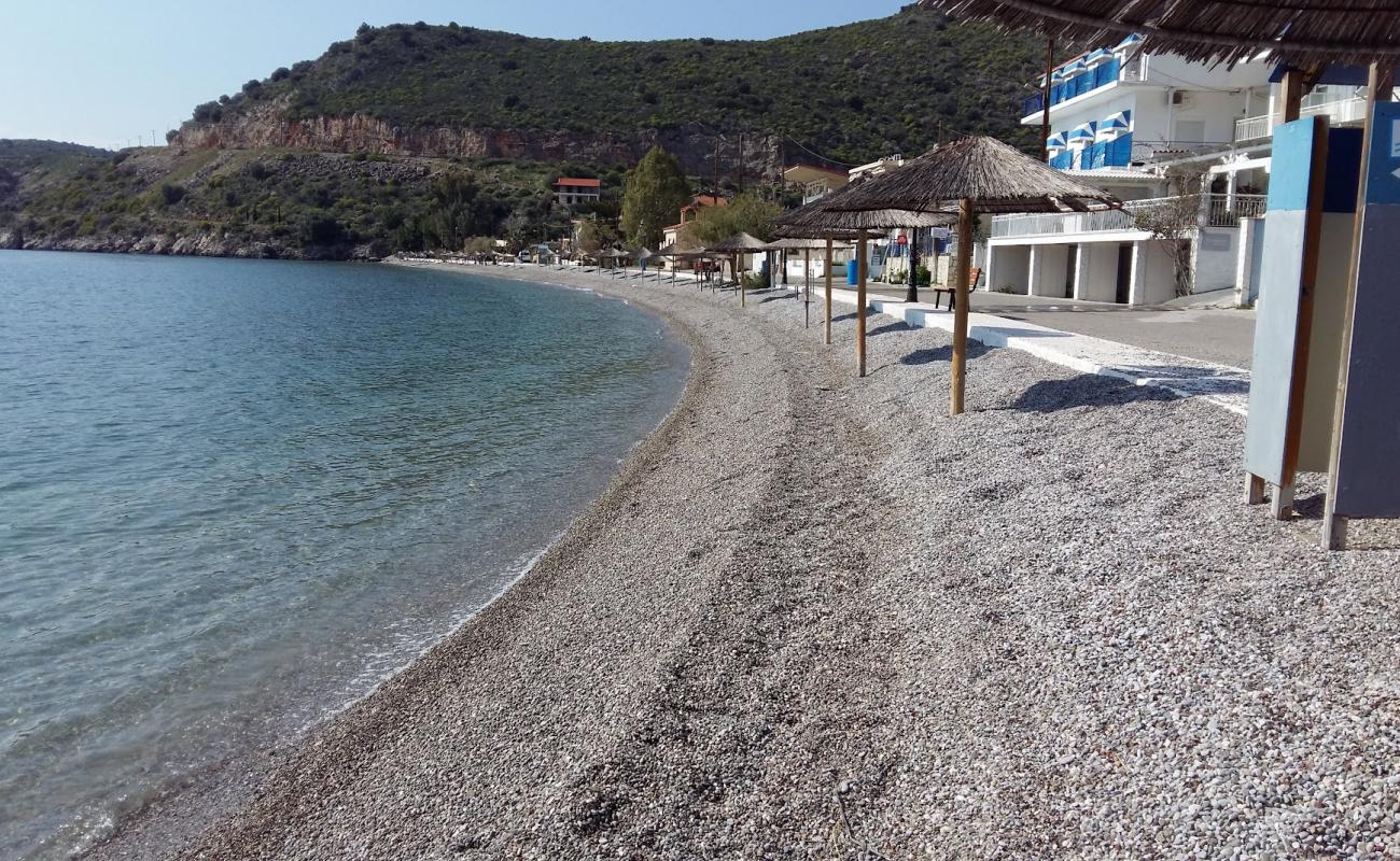 Фото Agios Panton beach с серая чистая галька поверхностью