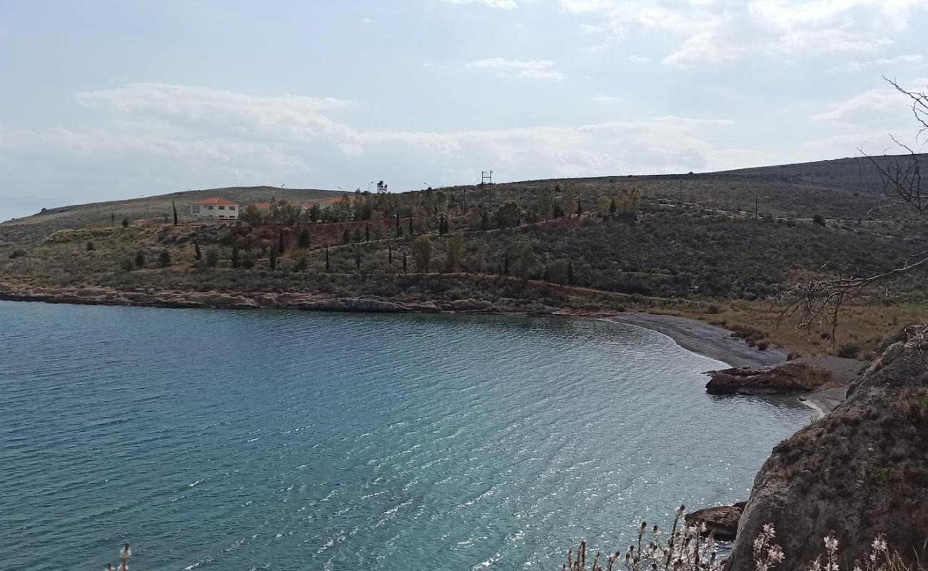 Фото Voidakas Beach с белая чистая галька поверхностью