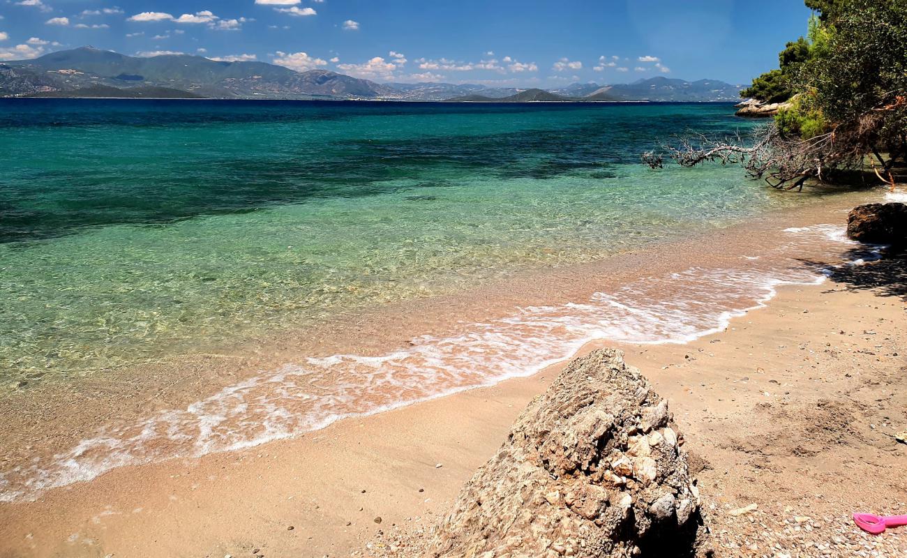 Фото Vougiouklaki beach с светлый песок поверхностью