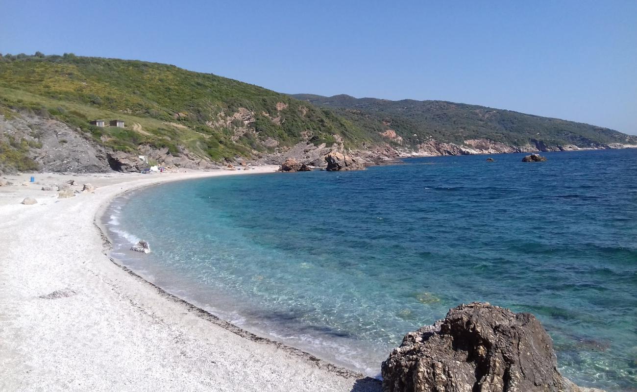 Фото Commode beach с белая чистая галька поверхностью