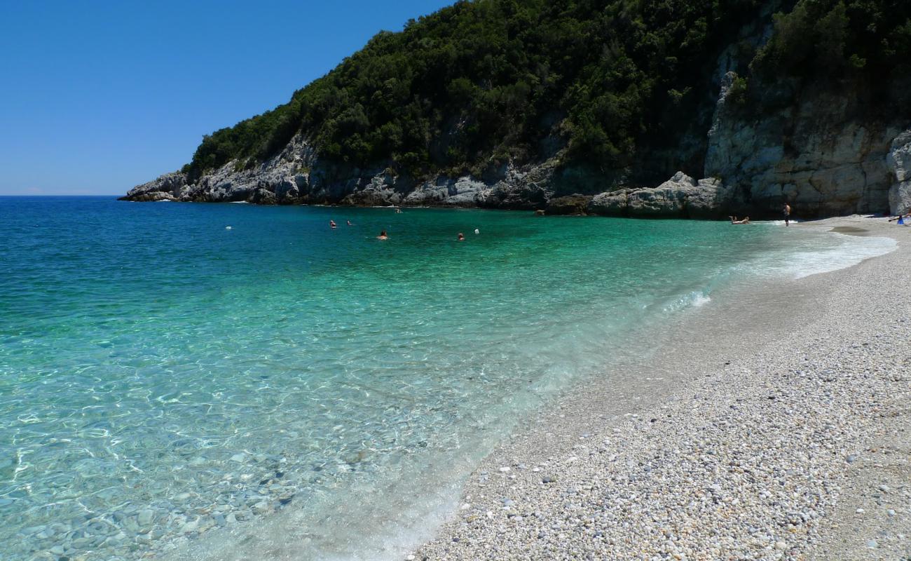 Фото Limnionas beach с белая чистая галька поверхностью