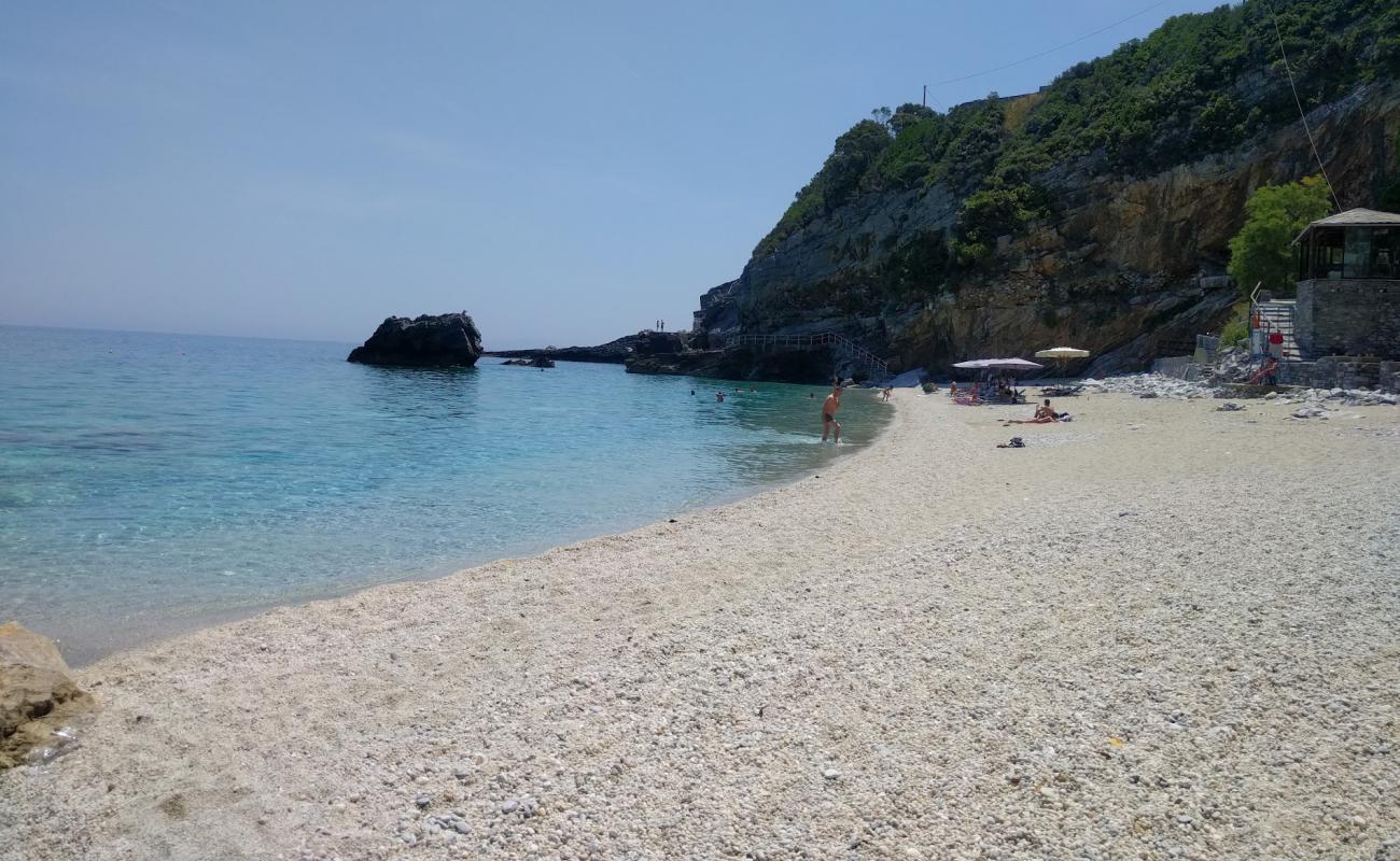 Фото Mylopotamos beach с белая чистая галька поверхностью