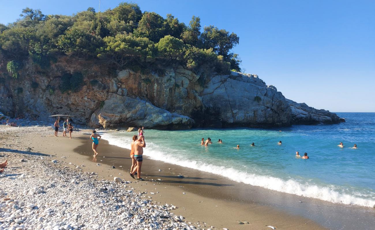 Фото Damouchari beach с песок с галькой поверхностью