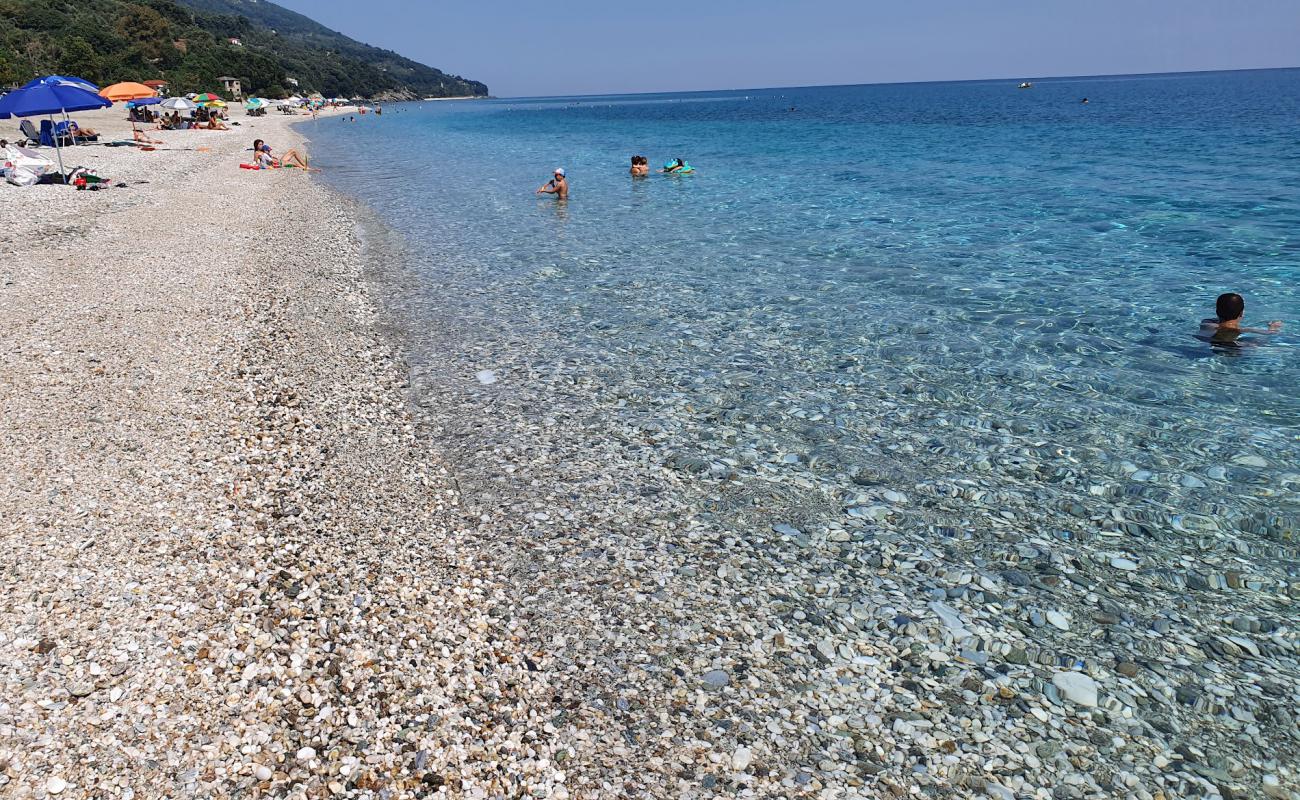 Фото Chorefto Beach с белая чистая галька поверхностью