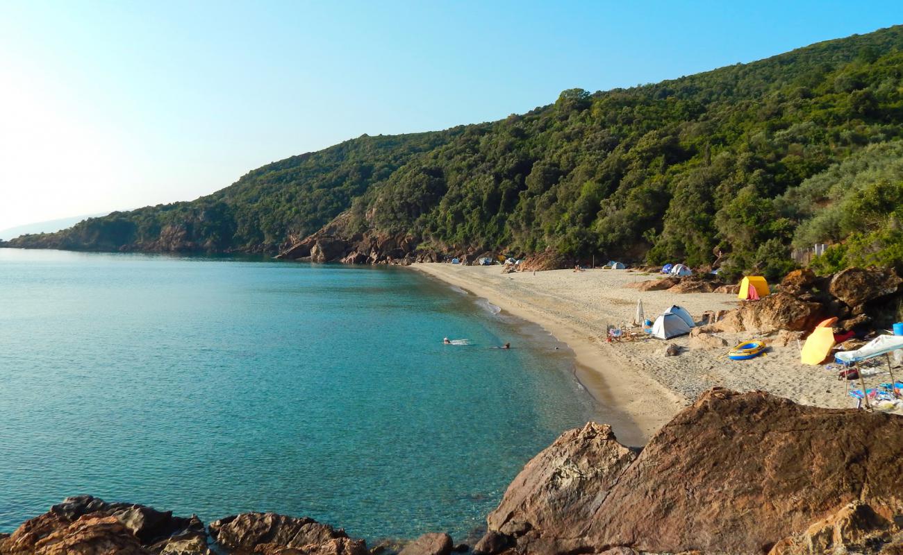 Фото Rakopotamos naturist beach с светлый песок поверхностью