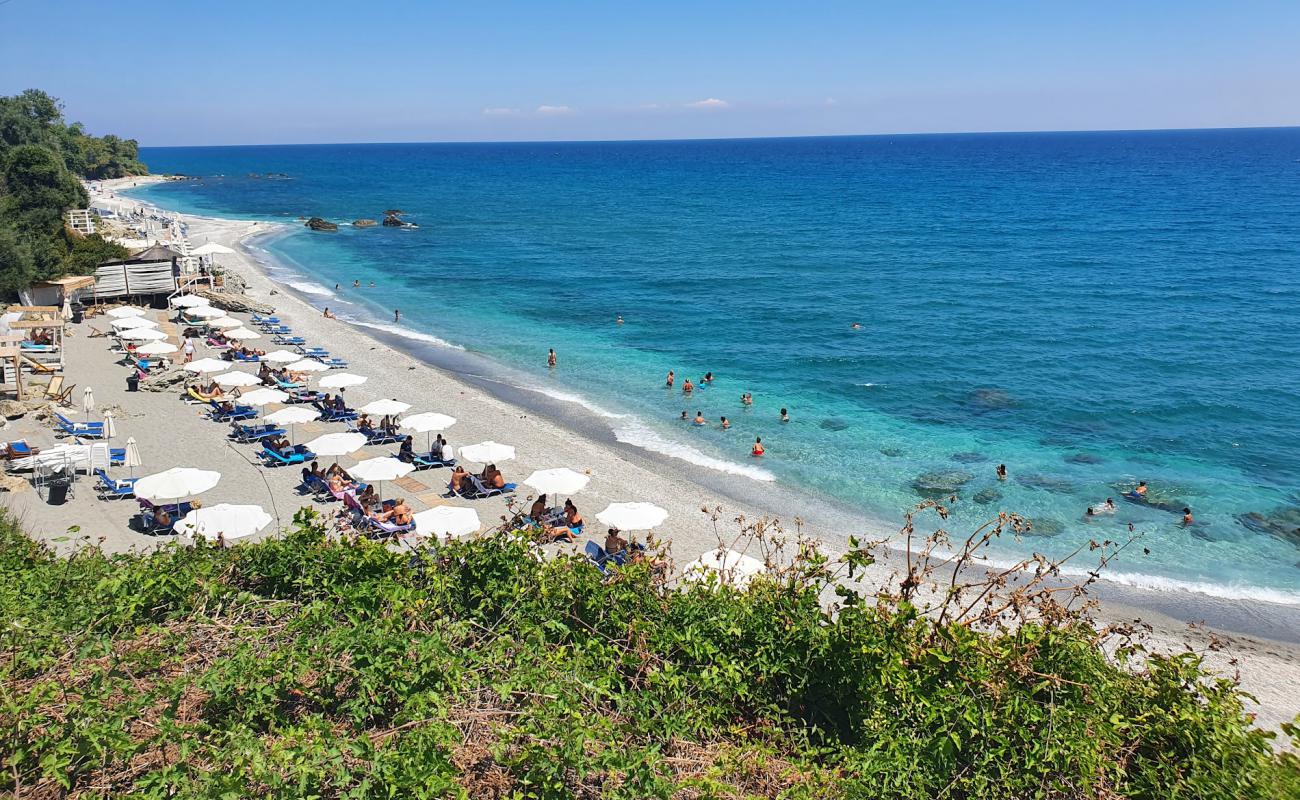 Фото Vouka beach с белая чистая галька поверхностью