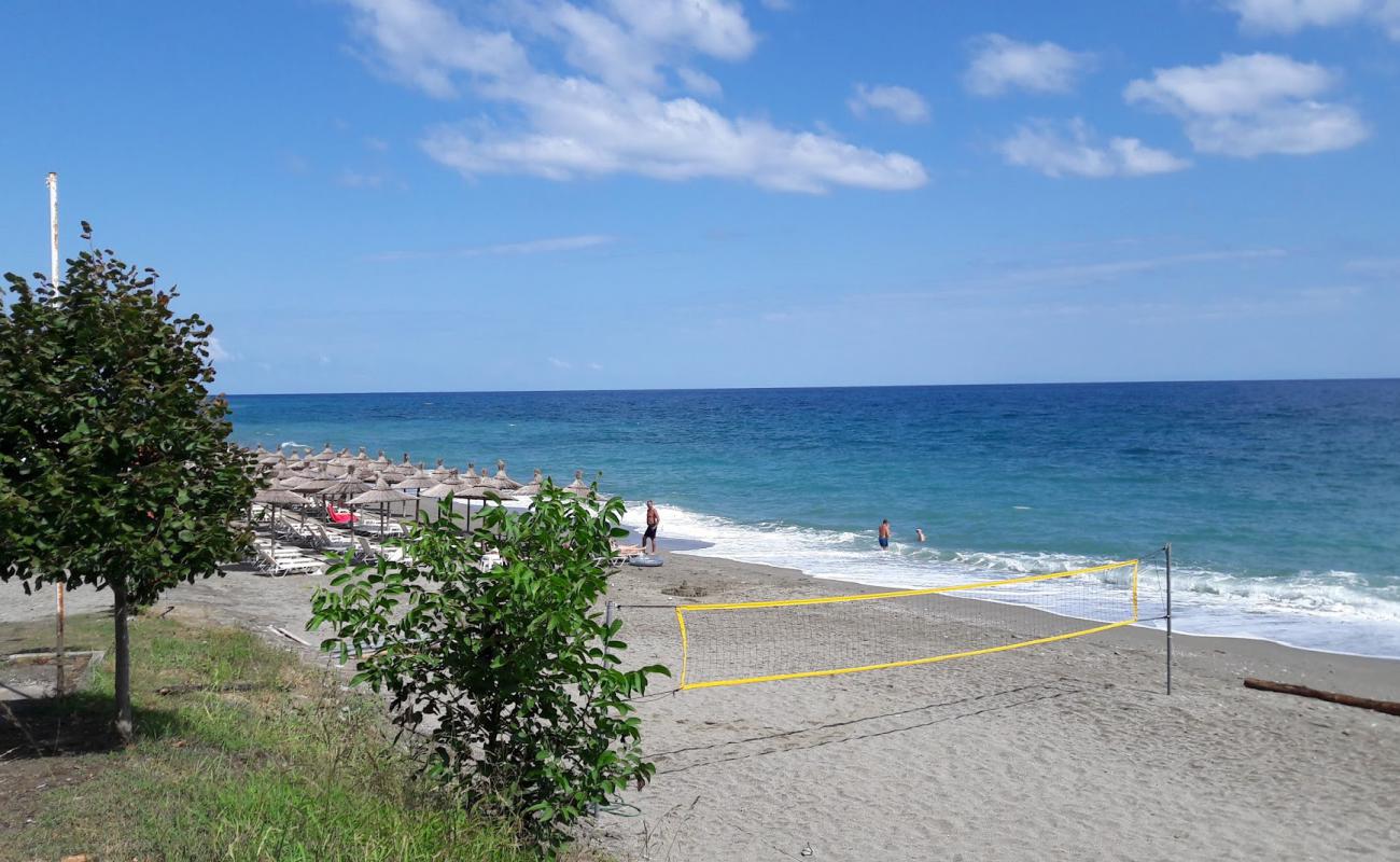 Фото Koutsoupia main beach с белая чистая галька поверхностью