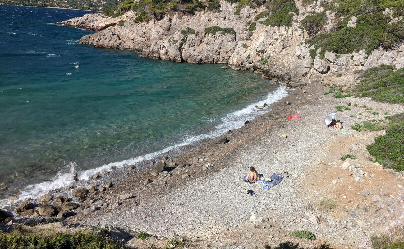 Фото Porto Germeno beach 2 с белая чистая галька поверхностью