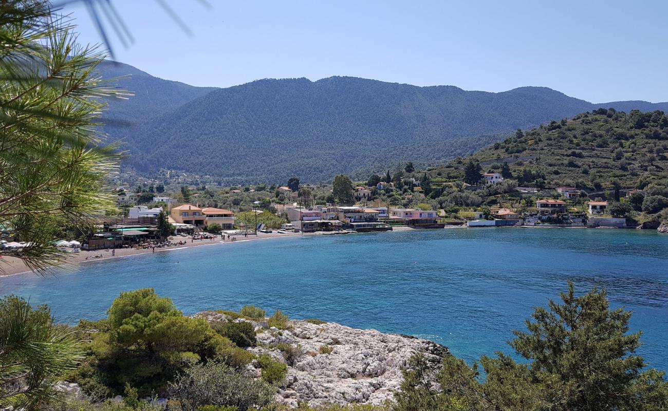 Фото Agios Sotira beach с темная чистая галька поверхностью