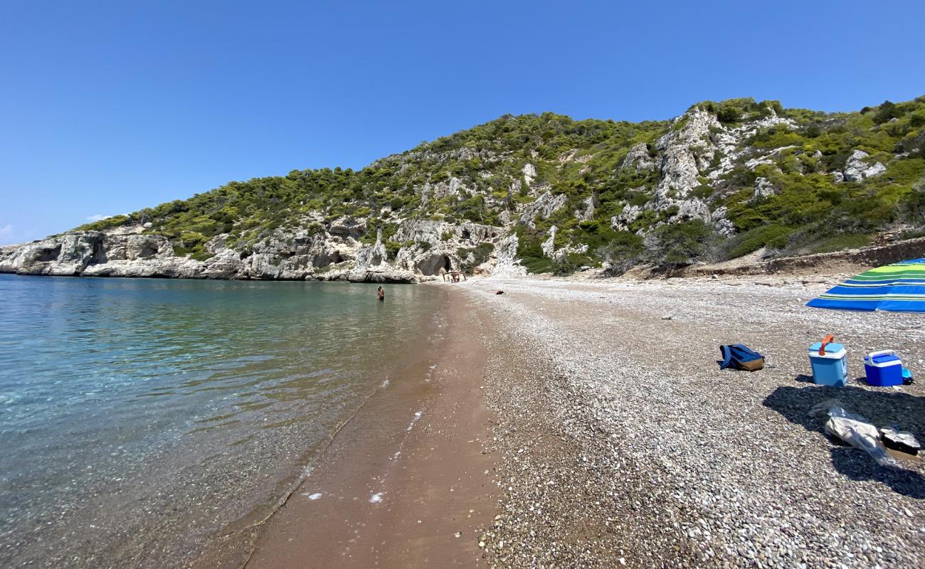 Фото Lakazeza Beach с белая чистая галька поверхностью