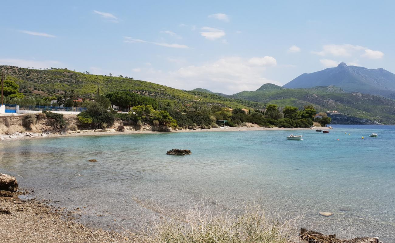 Фото Skaloma beach с серая чистая галька поверхностью