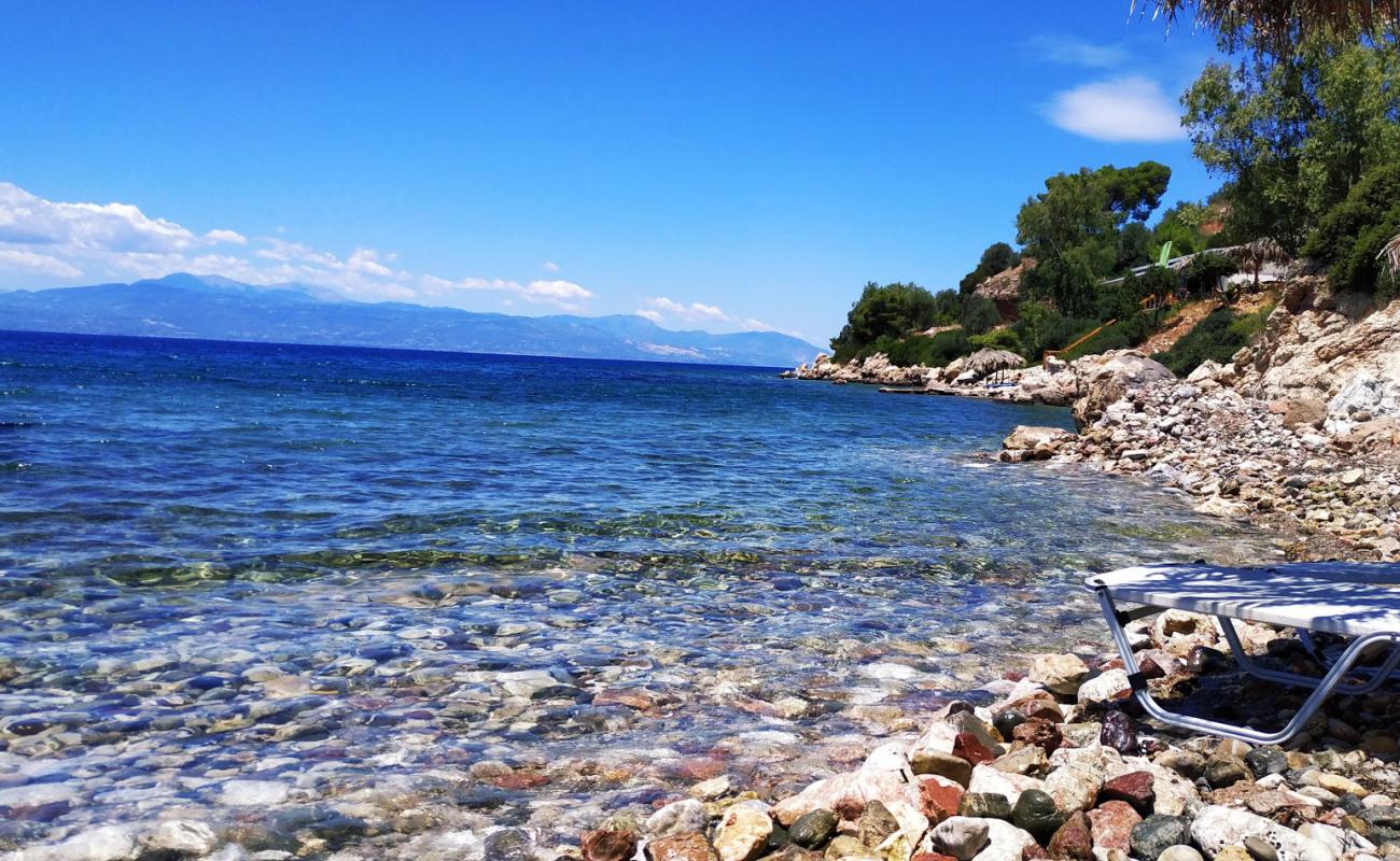 Фото Loutraki-Perachora road beach 2 с серая галька поверхностью