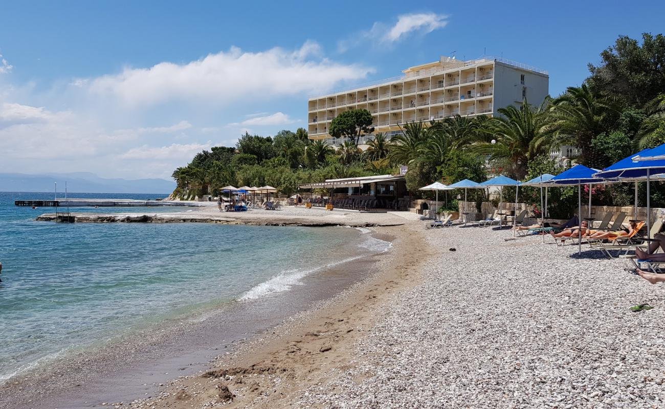 Фото Pappas Loutraki beach с серая чистая галька поверхностью