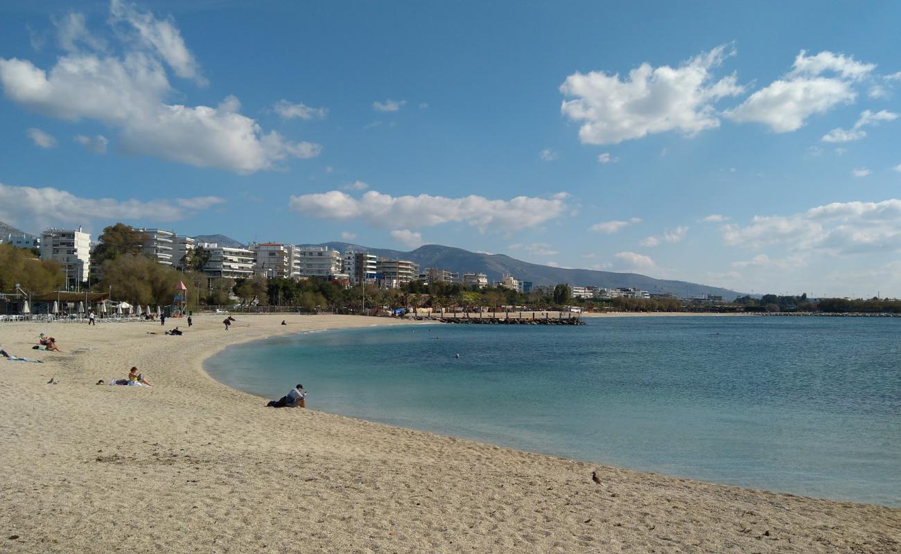 Фото Kalamaki Beach с темный песок поверхностью