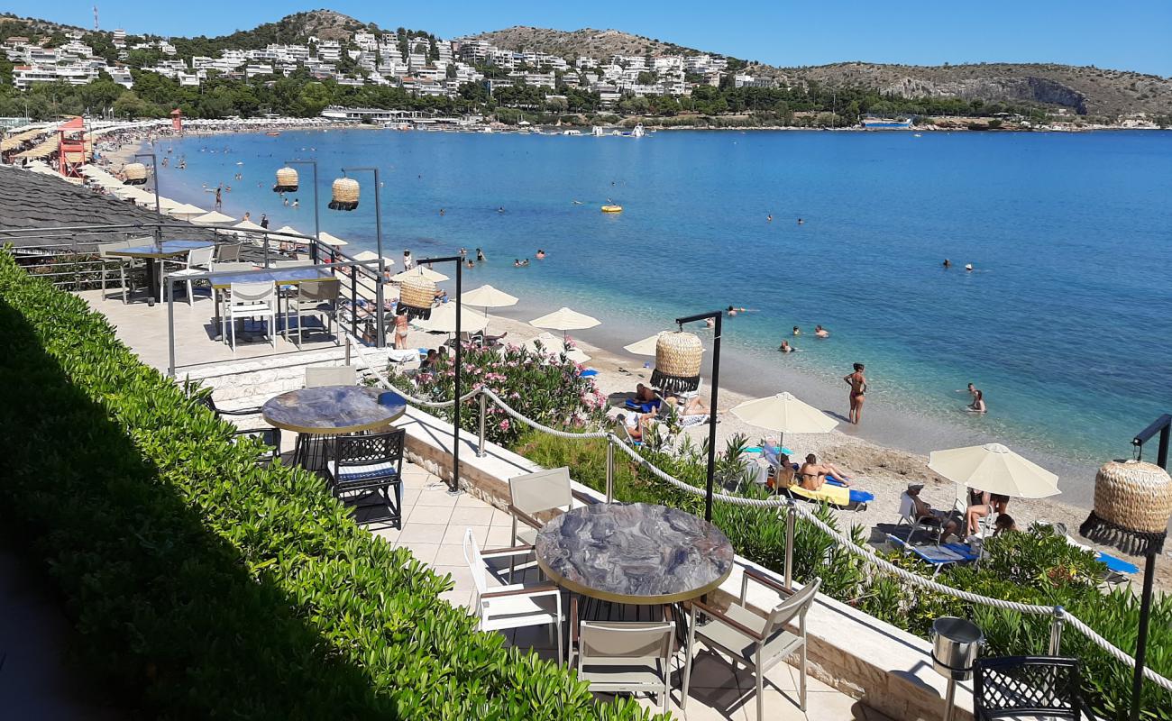 Фото Akti Vouliagmenis beach с серый песок поверхностью