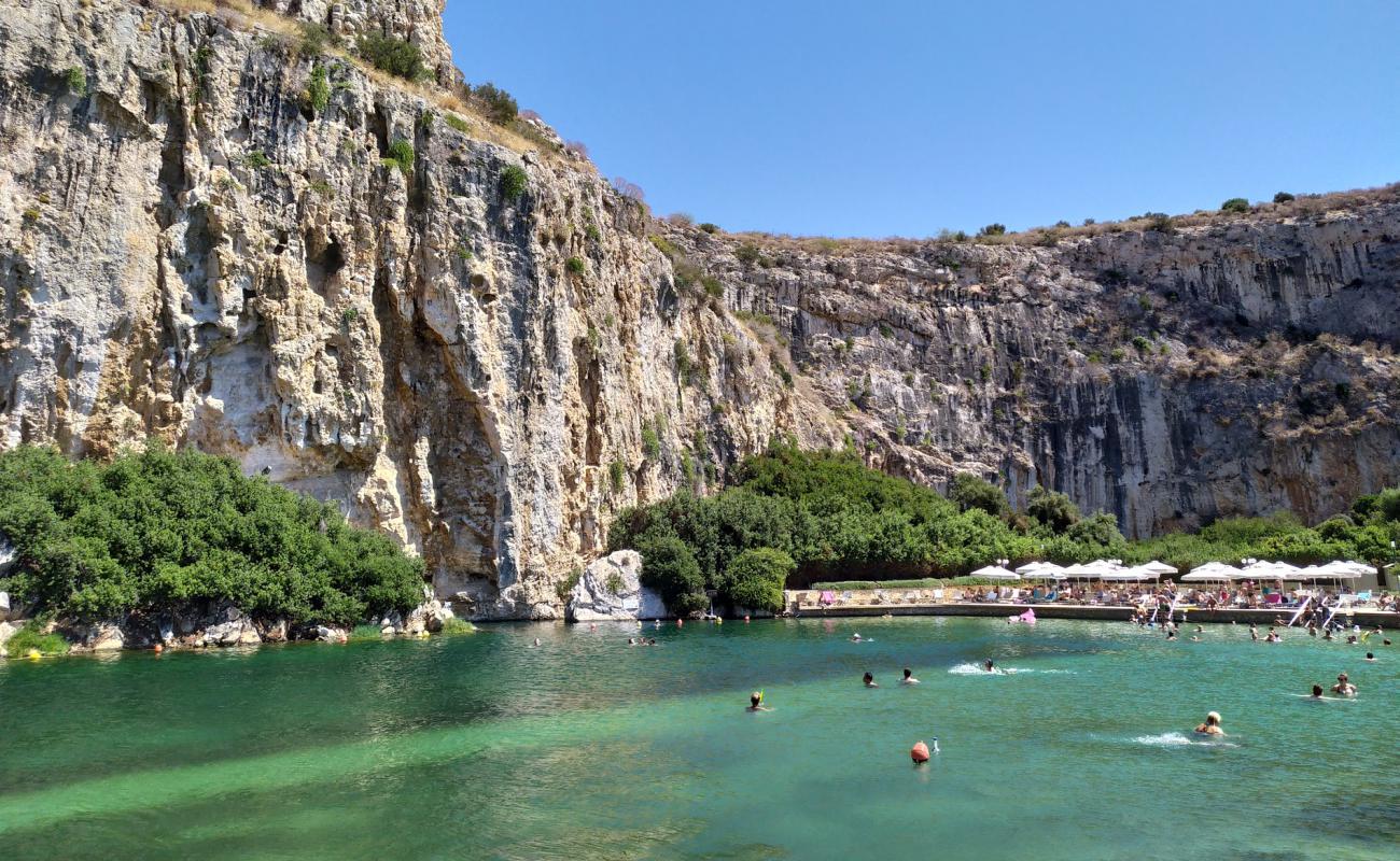 Фото Vouliagmeni Lake с бетон поверхностью