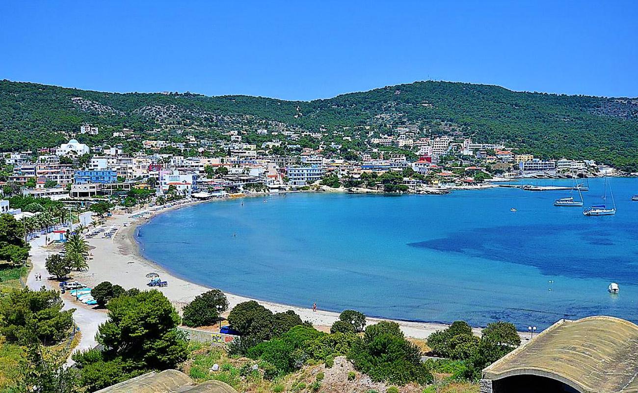 Фото Agia Marina Beach с светлый песок поверхностью