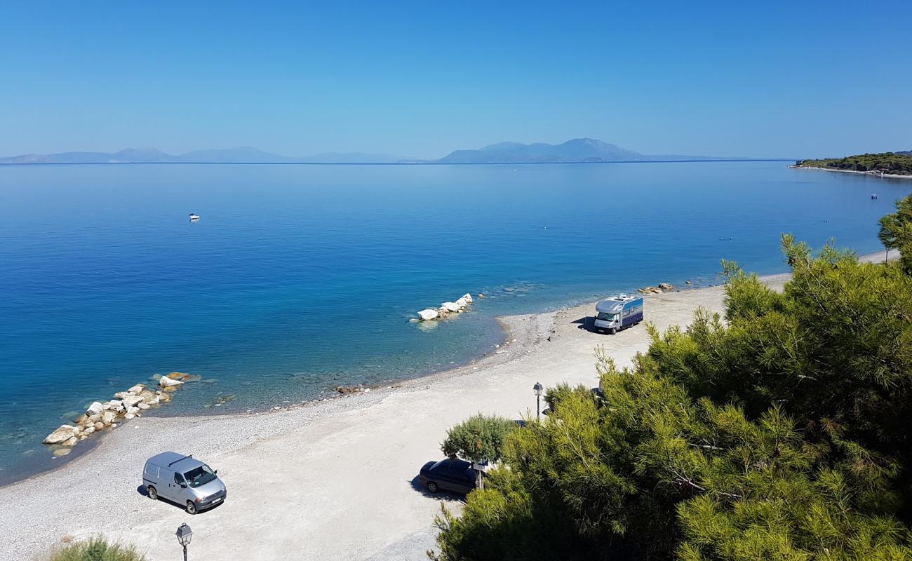 Фото Pefkias beach с серая чистая галька поверхностью