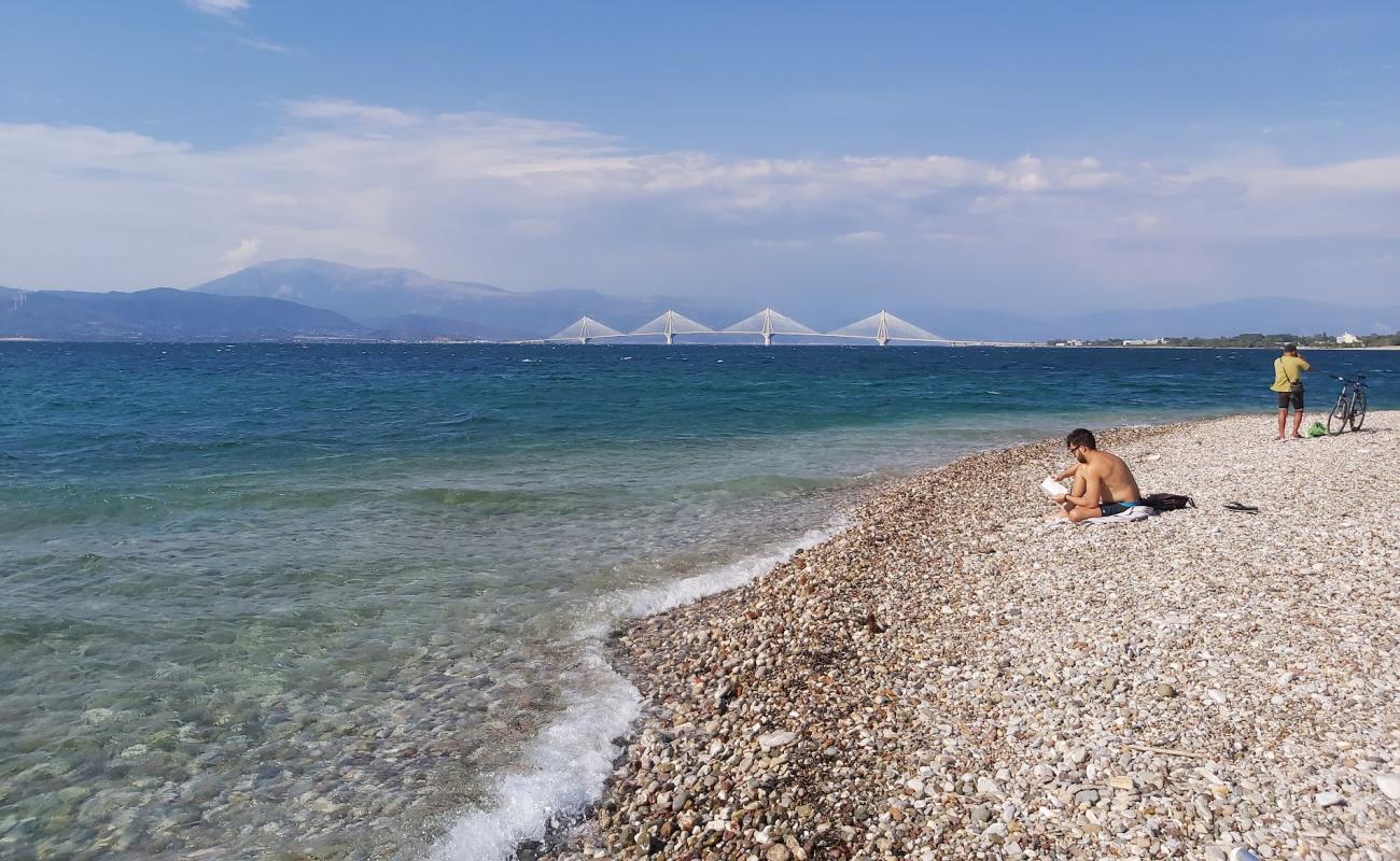 Фото Plaz Patras с темная галька поверхностью