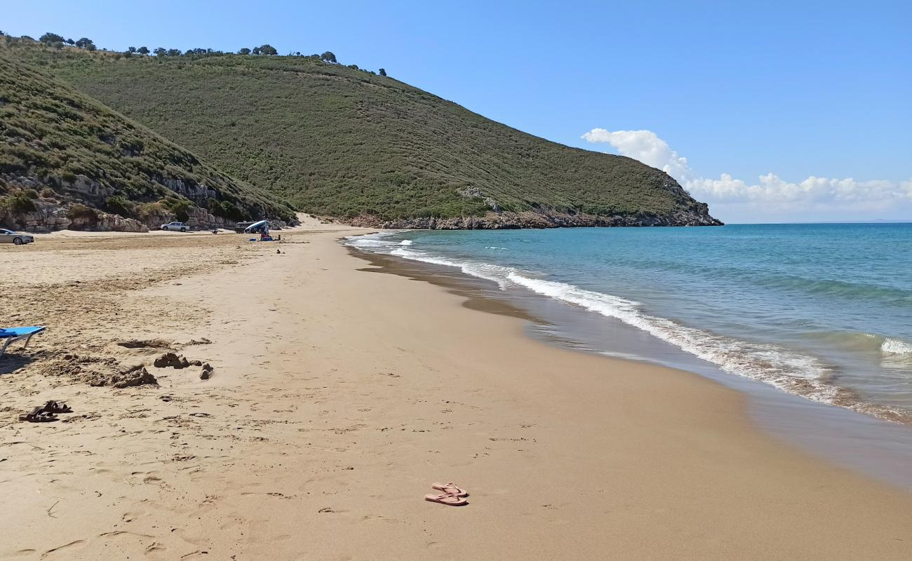 Фото Gianiskari beach с темный песок поверхностью