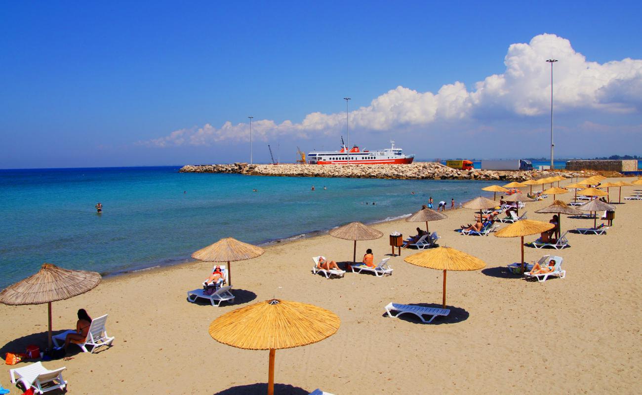 Фото Kyllini beach с светлый песок поверхностью