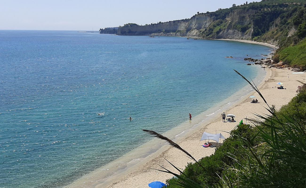 Фото Agia Triada beach с светлый песок поверхностью