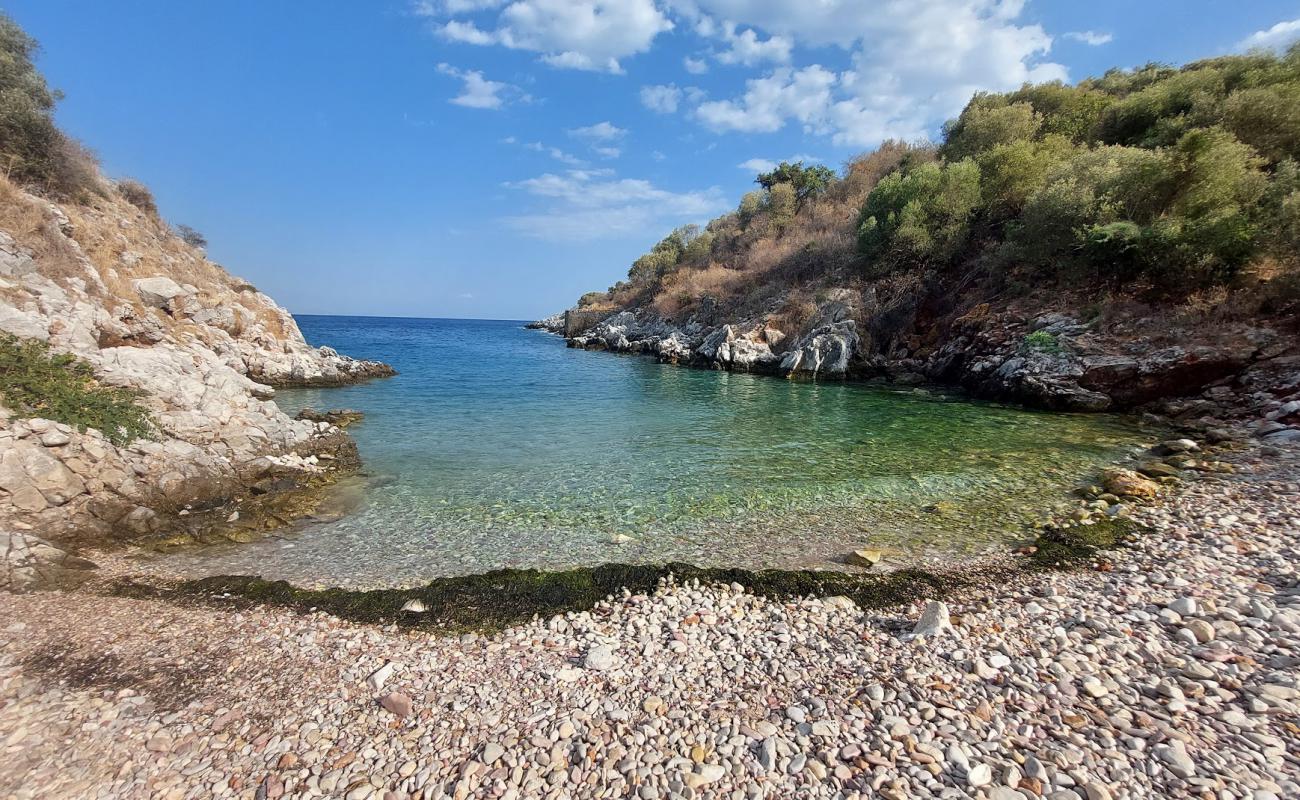 Фото Sebi's beach с светлая галька поверхностью