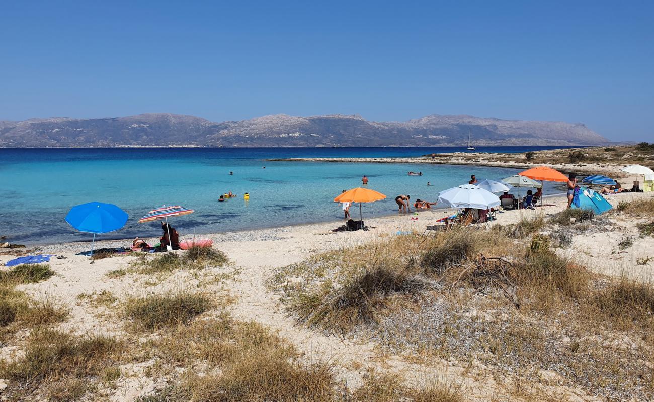 Фото Lefki beach с золотистый песок поверхностью