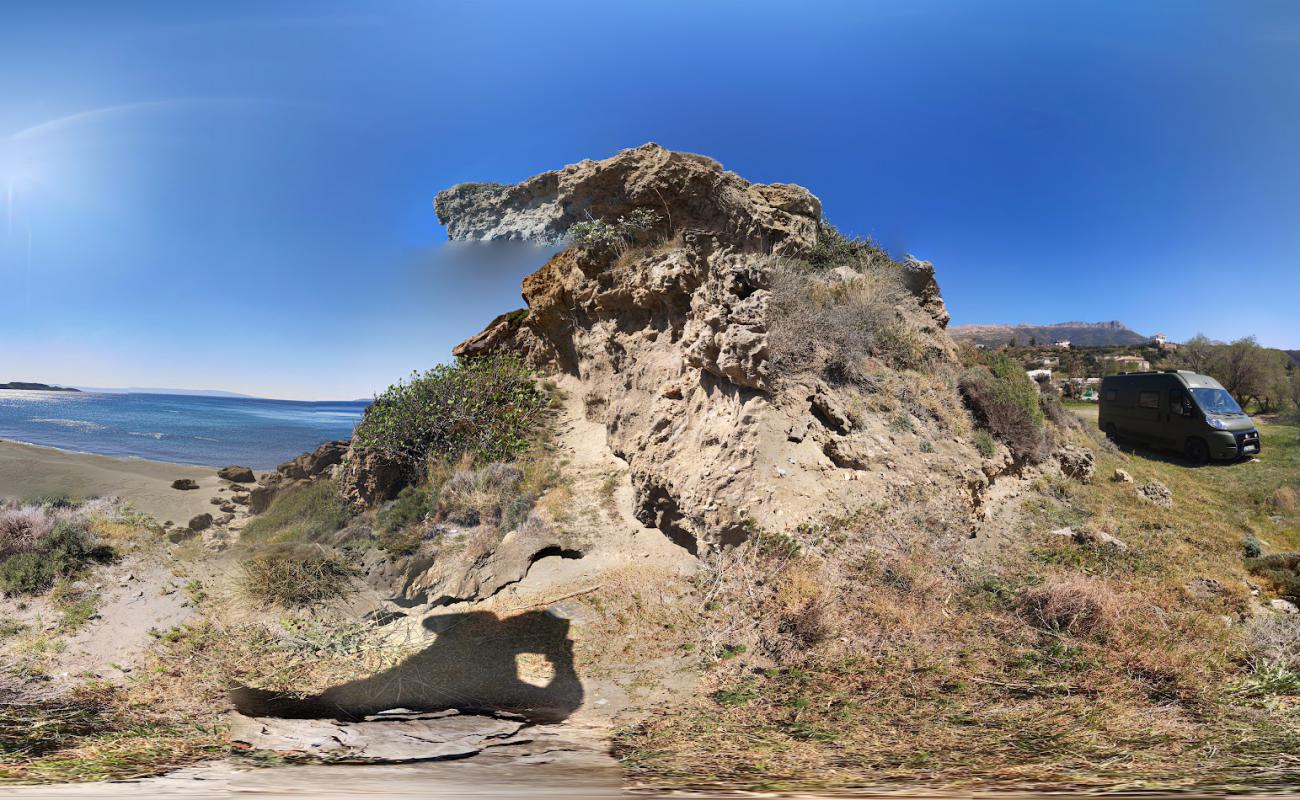 Фото Amitsa beach с темный песок поверхностью