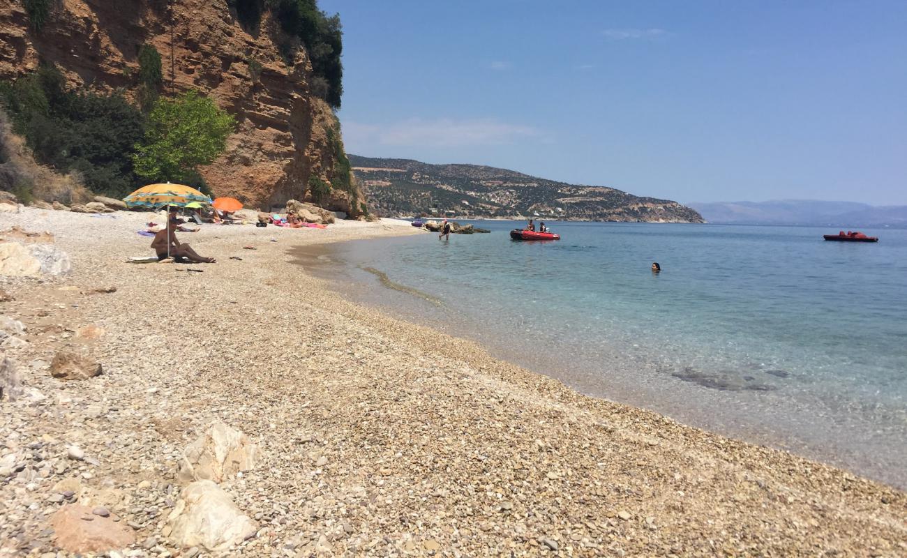 Фото Papadimitriou beach с темная чистая галька поверхностью