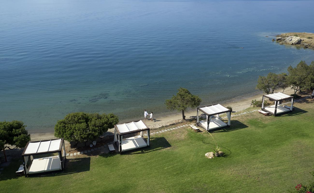 Фото Akti Idras beach с светлый песок поверхностью