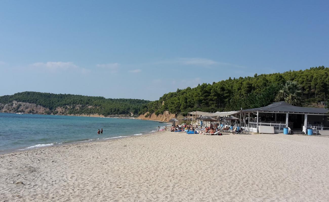 Фото Chelona beach с светлый песок поверхностью