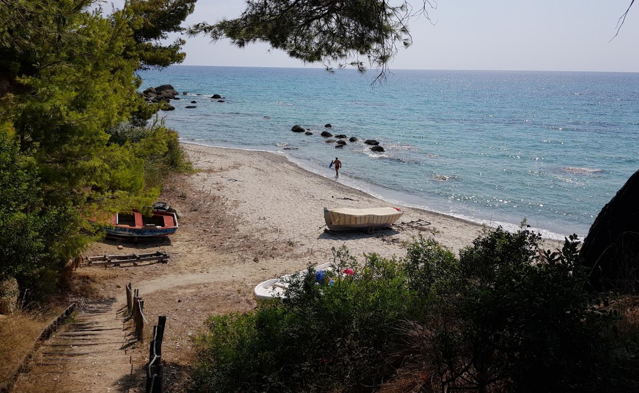 Фото Kalandra beach с песок с галькой поверхностью