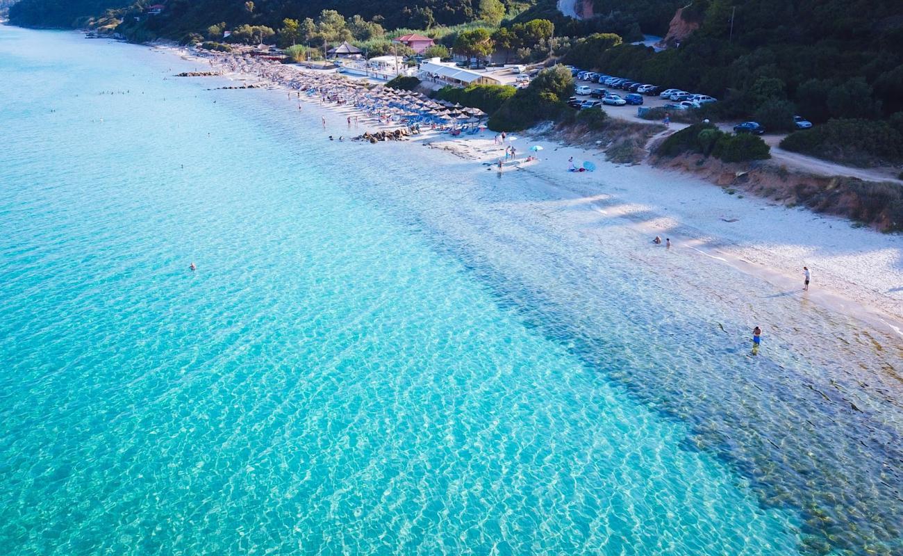 Фото Athytos beach с светлый песок поверхностью