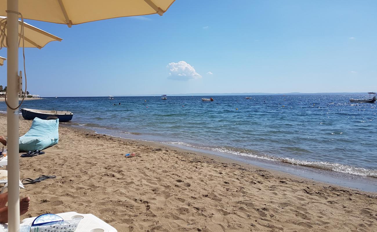 Фото Gerakini beach с светлый песок поверхностью