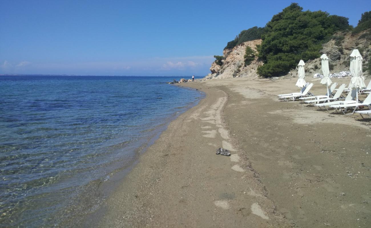 Фото Kaloeros beach с светлый песок поверхностью