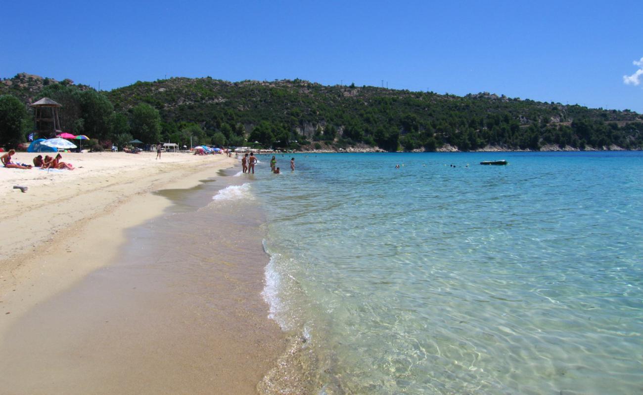 Фото Agios Ioannis beach с золотистый песок поверхностью