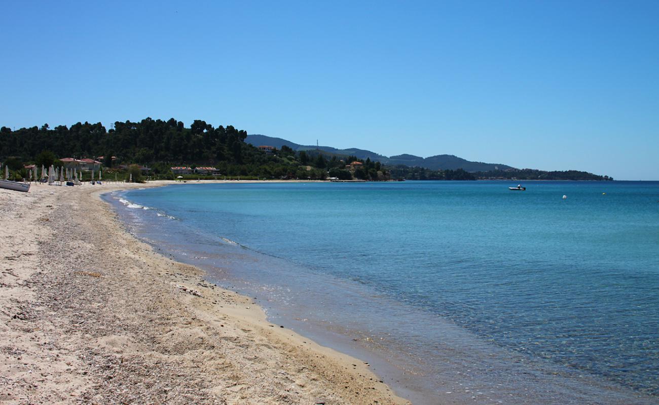 Фото Tripotamos beach с светлый песок поверхностью