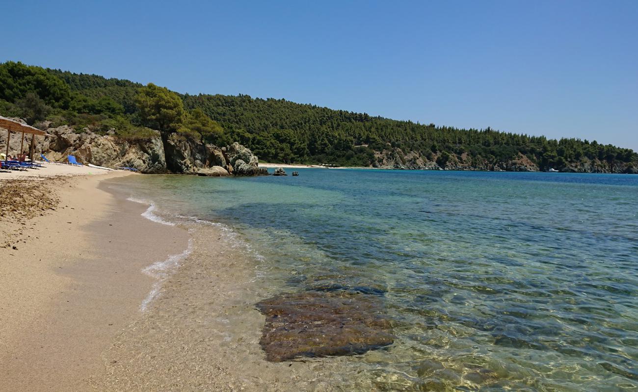 Фото Azapiko beach с золотистый песок поверхностью