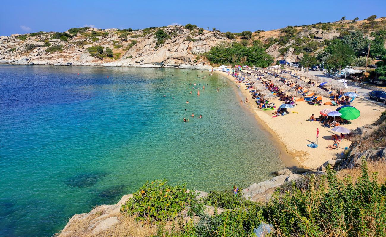 Фото Tourkolimnionas beach с золотистый песок поверхностью