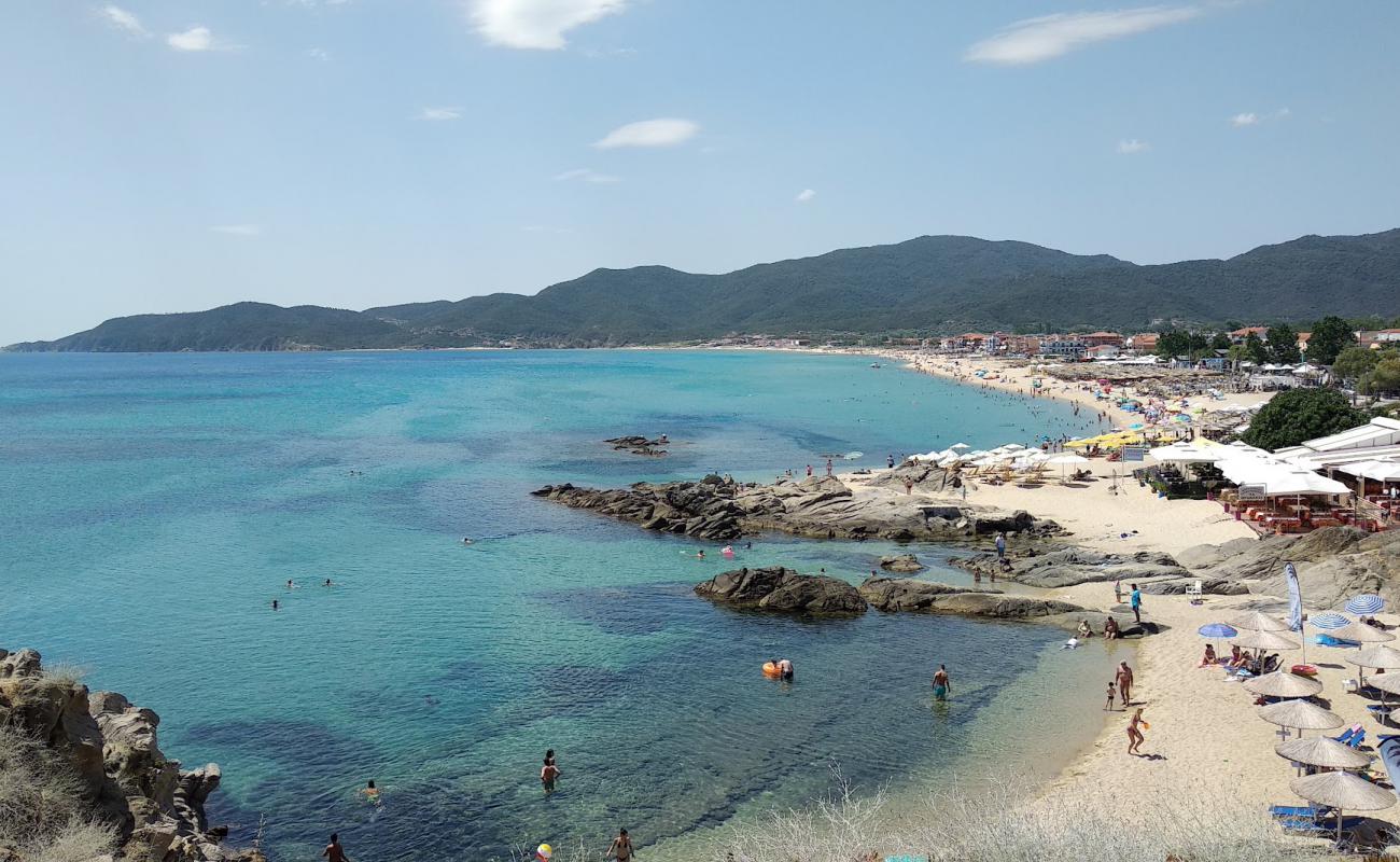 Фото Sarti Beach с светлый песок поверхностью