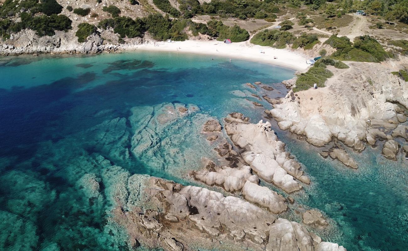 Фото Achlada beach с золотистый песок поверхностью