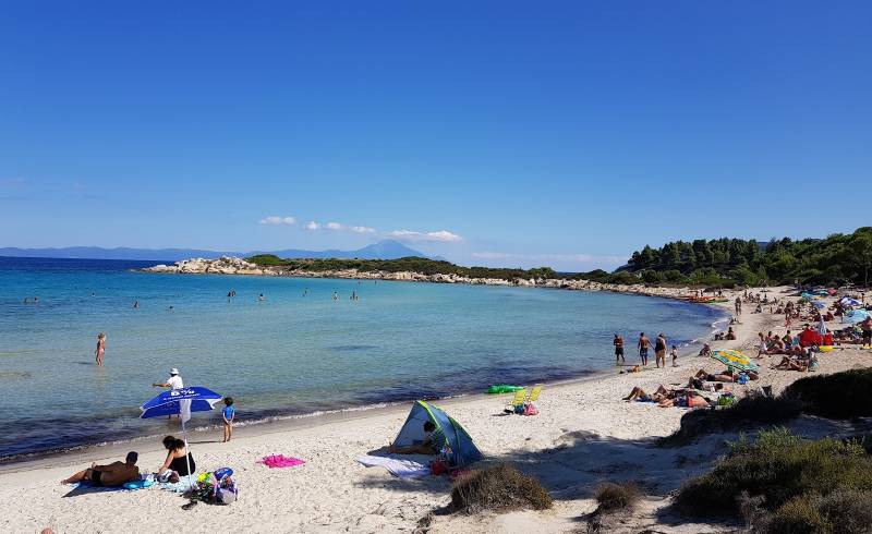 Фото Karydi beach с золотистый песок поверхностью