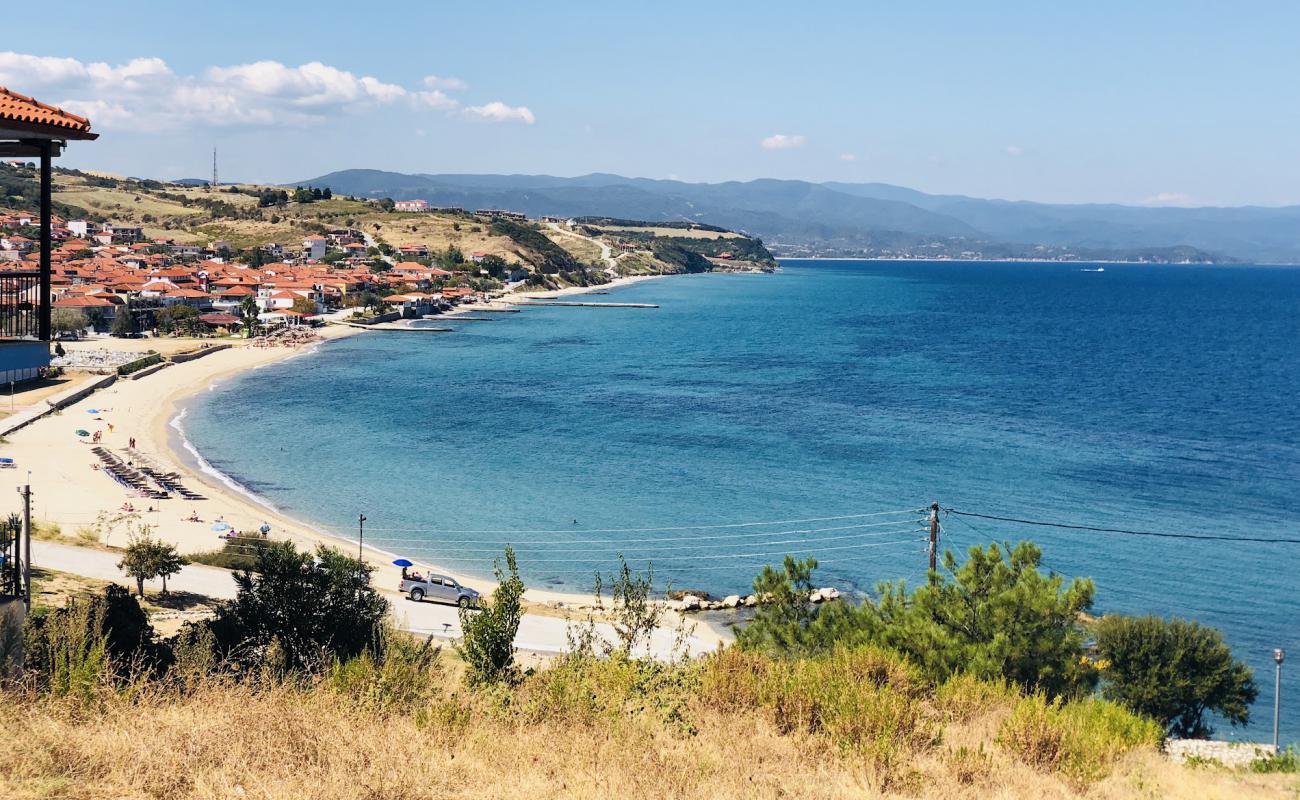 Фото Nea Roda Beach с светлый песок поверхностью