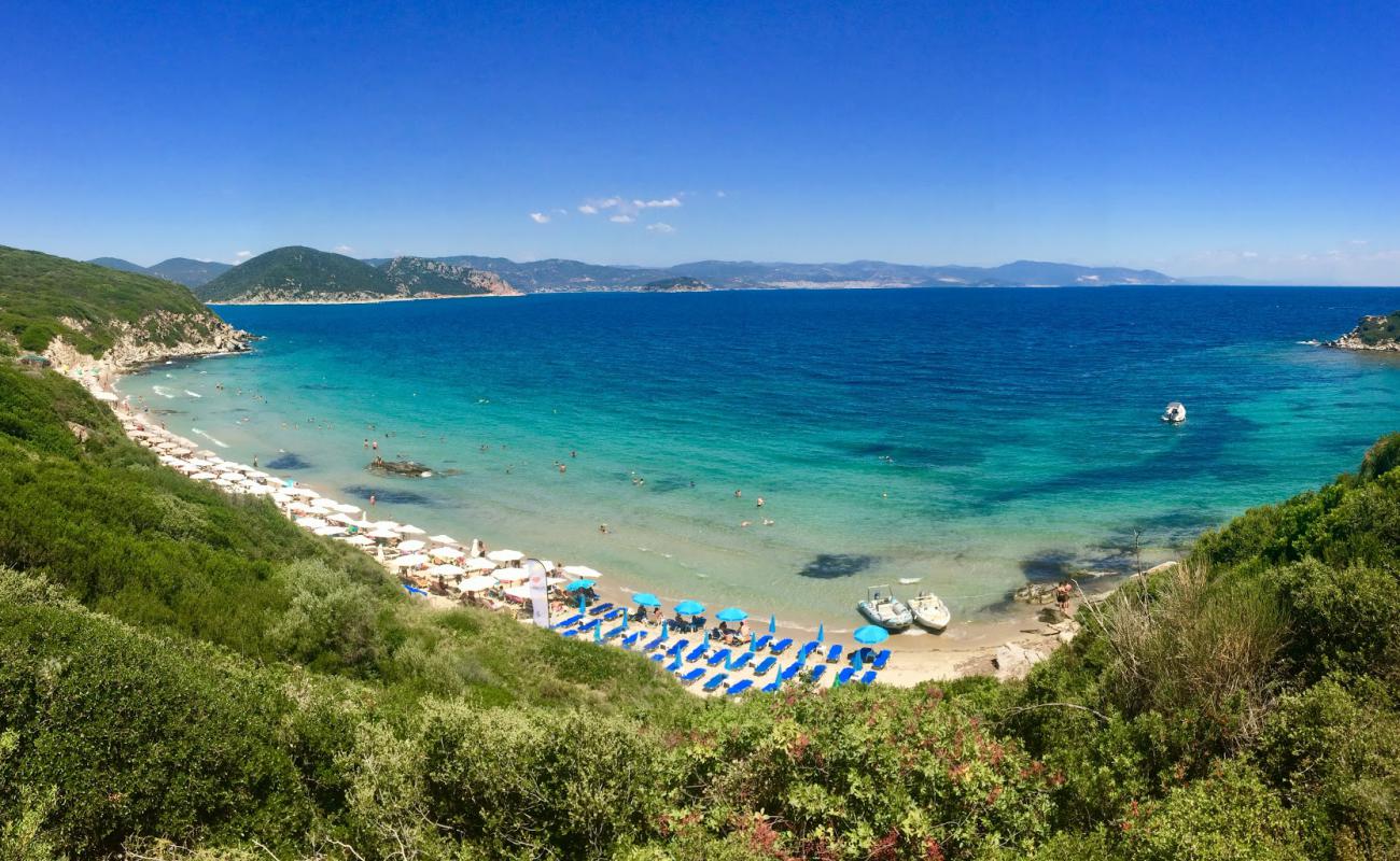 Фото Vrasidas beach с светлый песок поверхностью