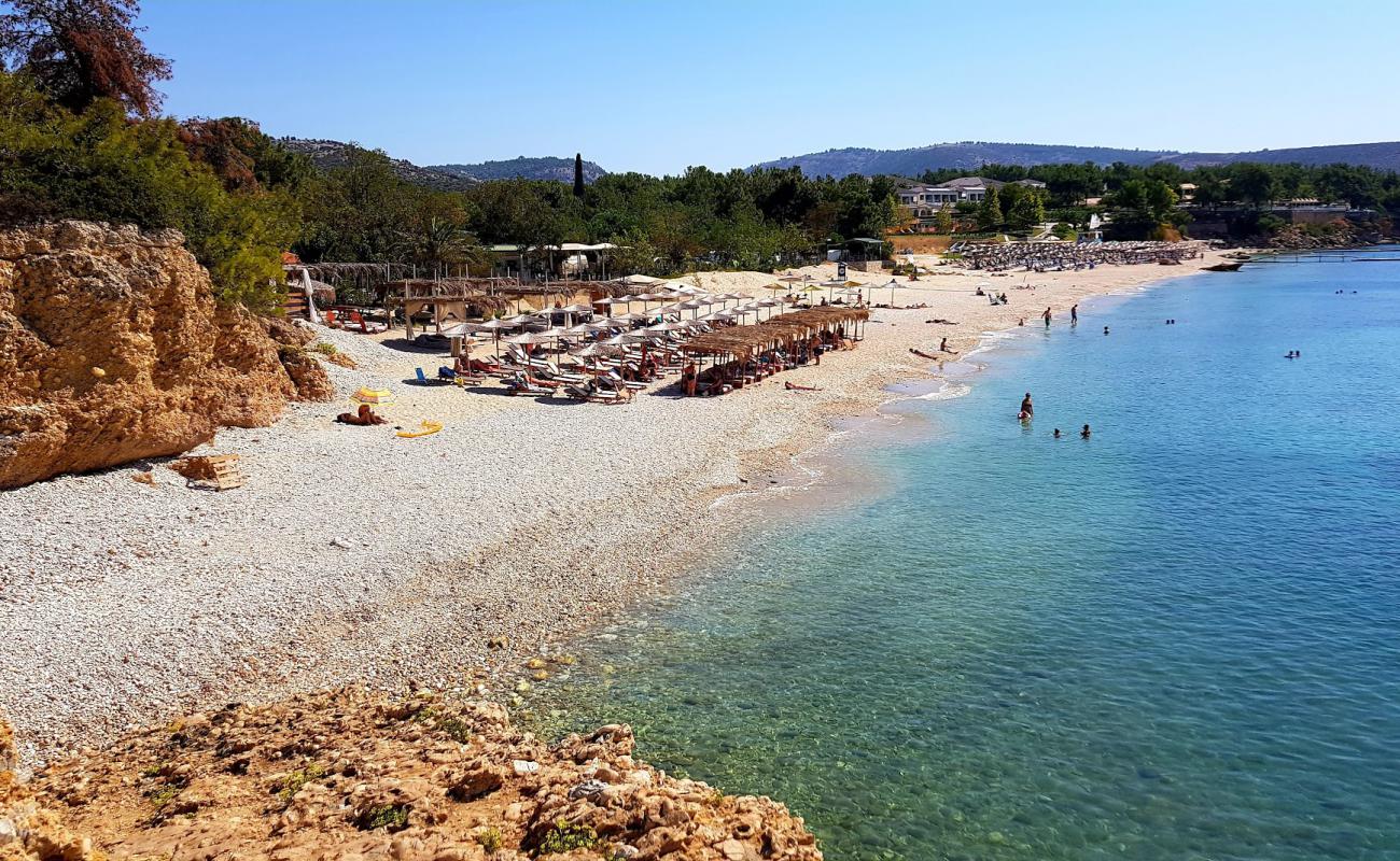 Фото Camping beach с белая чистая галька поверхностью