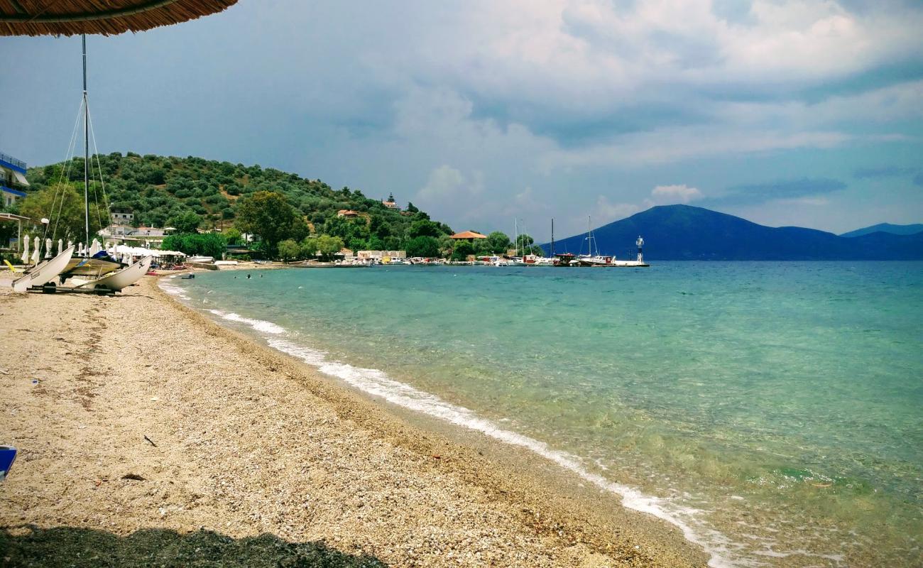 Фото Neos Pirgos beach с белая чистая галька поверхностью