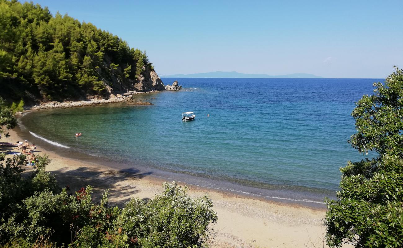 Фото Cirmococcal beach с песок с галькой поверхностью